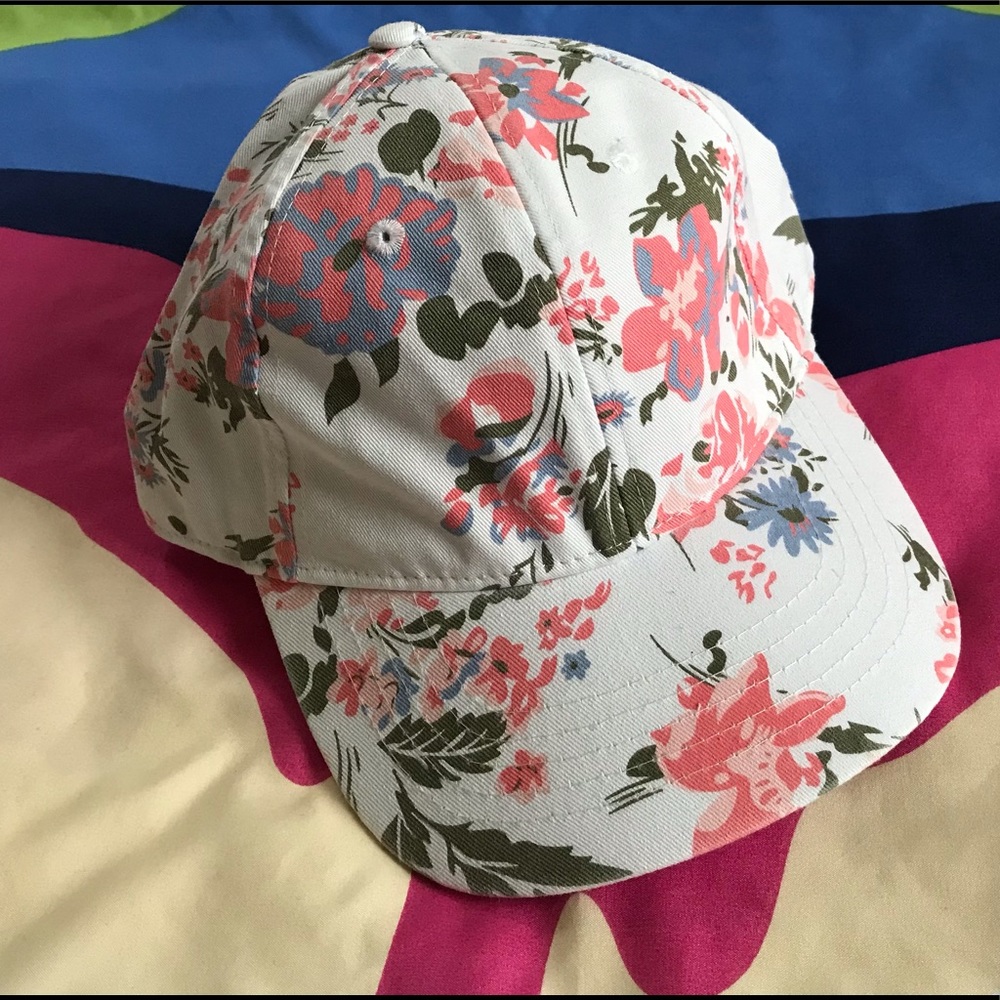 White flower cap
